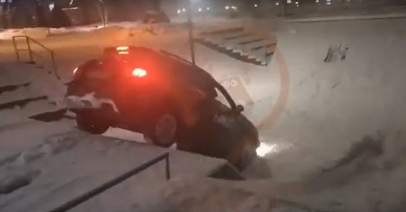 Водитель за рулём каршеринга заехал в скейт-парк в центре Одинцово, Декабрь