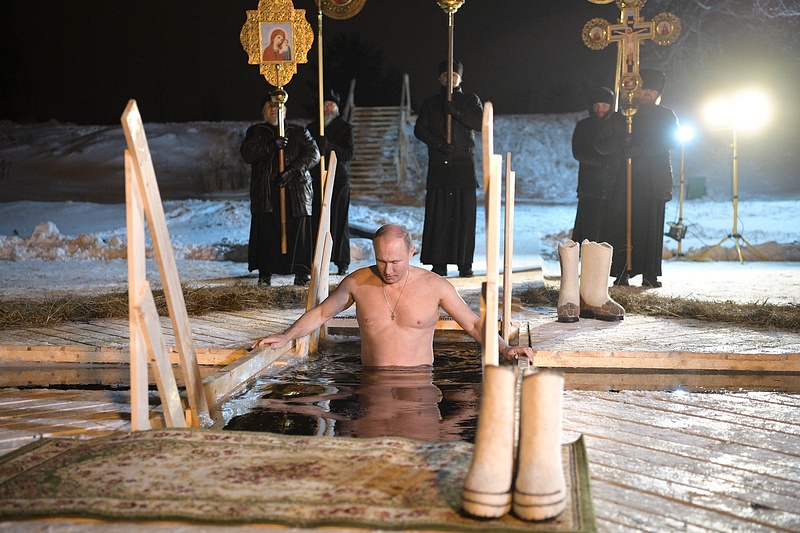 Президент Путин участвует в крещенских купаниях, Январь
