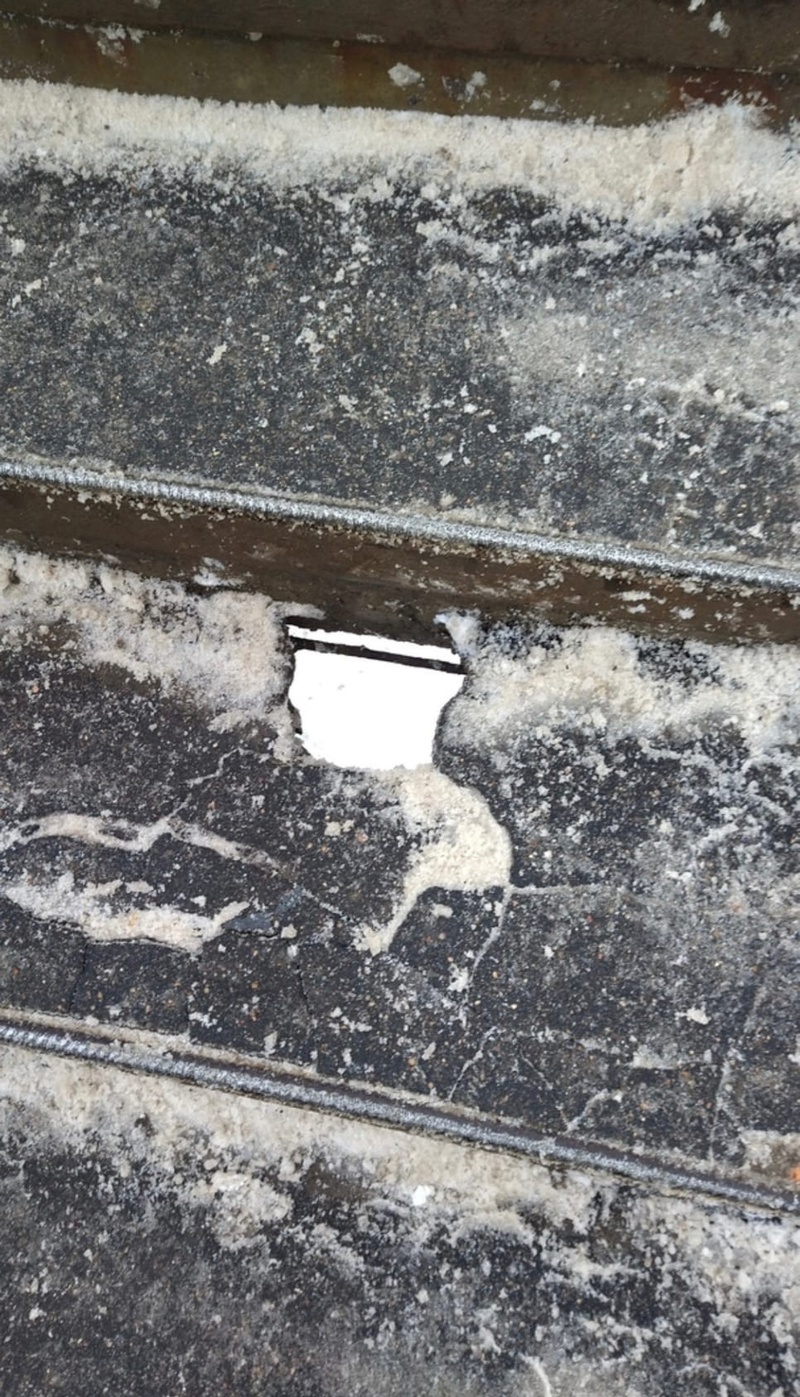 Дыра в ступени, Дыры в ступенях пешеходного моста на станции Голицыно