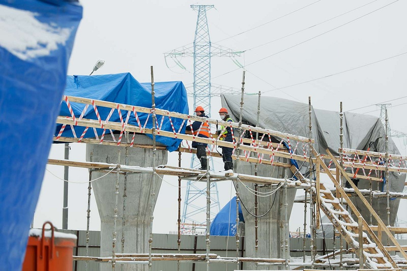 Рабочие на объекте, Путепровод через Рублёвку в Раздорах откроют летом