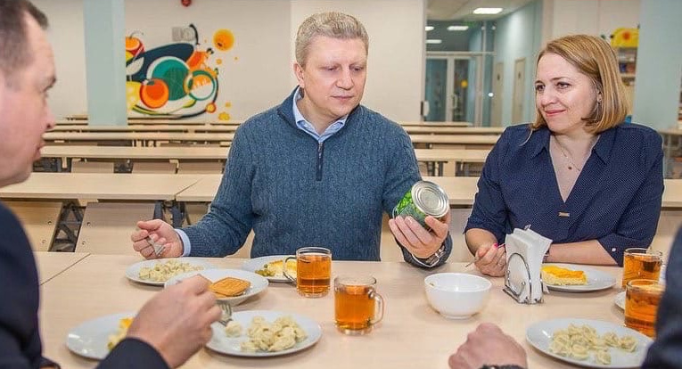 Андрей Иванов в столовой школы № 17, Иванов заявил о подготовке к расторжению контрактов с компанией, отвечающей за питание в школах