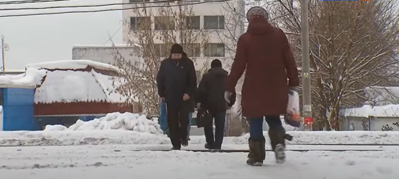 Жители Одинцово переходят железнодорожные пути там, где раньше был наземный переход, Февраль