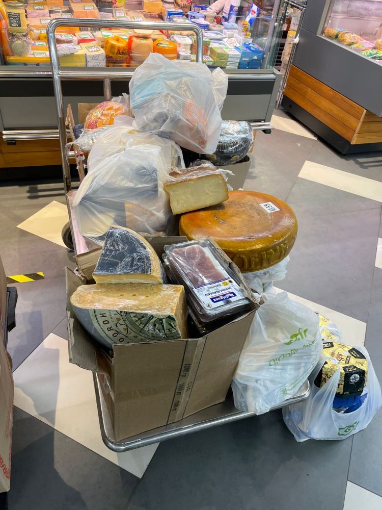 Более 380 кг санкционных сыров и мяса нашли на рынке в Одинцово