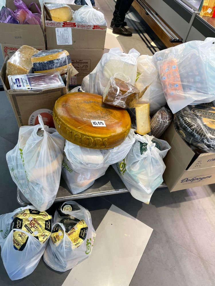 Более 380 кг санкционных сыров и мяса нашли на рынке в Одинцово