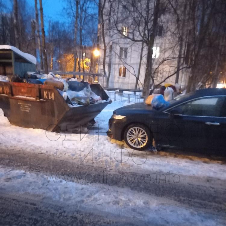 Автомобиль блокирует проезд к мусорному контейнеру, бульвар Любы Новосёловой в Одинцово, Февраль