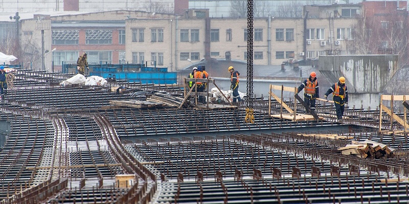 Рабочие на объекте, Собянин: Северный дублёр Кутузовского проспекта достроят в 2023 году