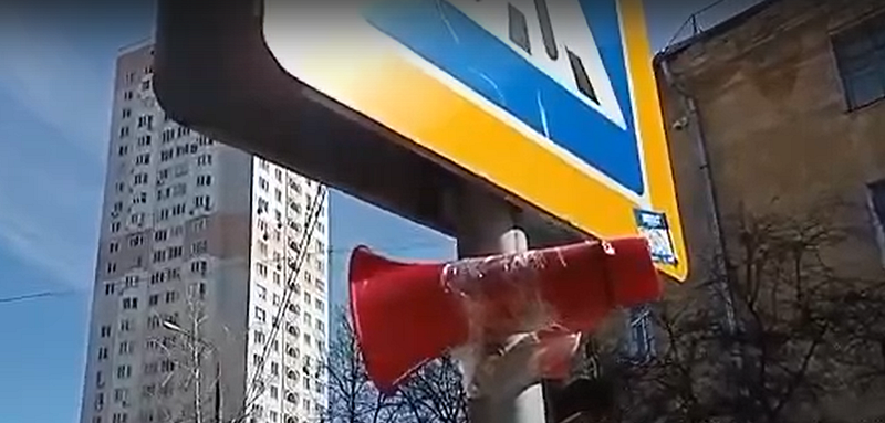 В Одинцово коммерсанты транслируют звуковую рекламу, прикрутив громкоговоритель к дорожному знаку, Апрель