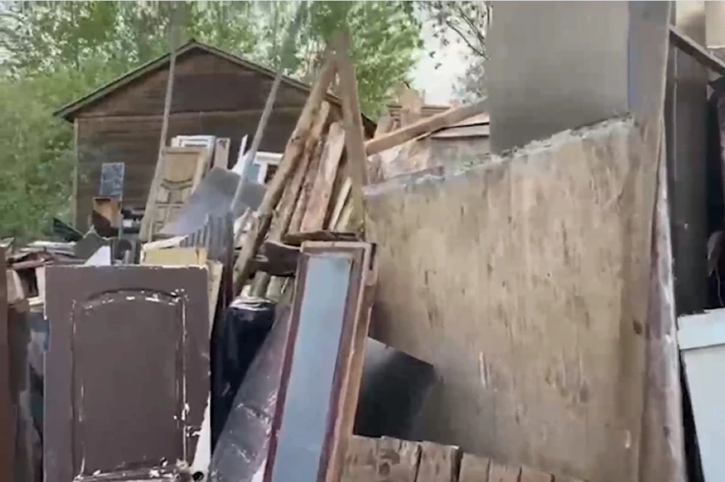 В Лапино бизнесмен с лопатой напал на соседа, защищая свою трёхметровую гору мусора, Май