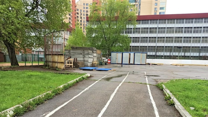 Строительная площадка на территории гимназии № 14, В Одинцово начали строить пристройку к переполненной гимназии