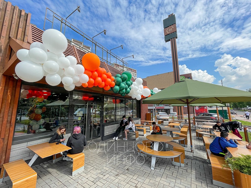 Первые посетители в ожидании открытия, В Одинцово открыли ресторан нового «Макдоналдс» под названием «Вкусно — и точка»