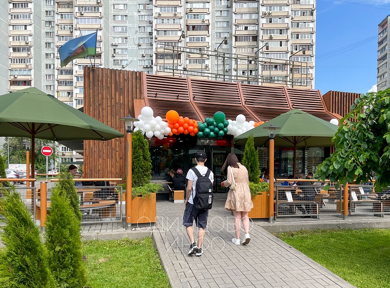 Новая точка пока без вывески, В Одинцово открыли ресторан нового «Макдоналдс» под названием «Вкусно — и точка»