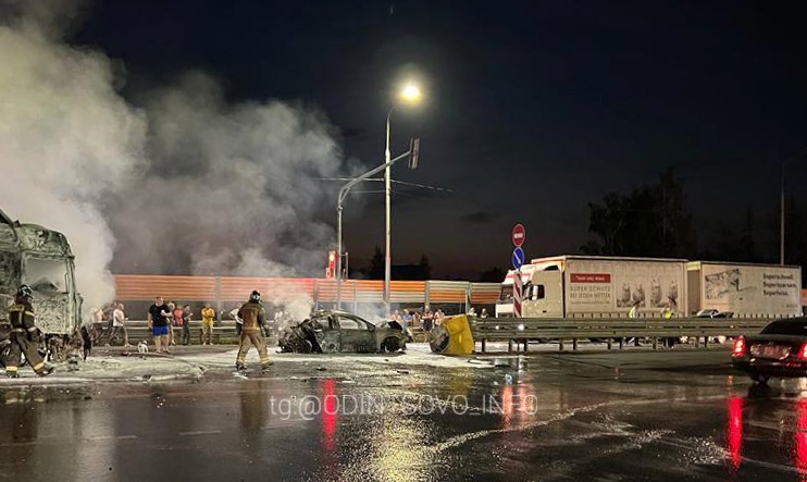 Две машины сгорели после массового ДТП в Звенигороде