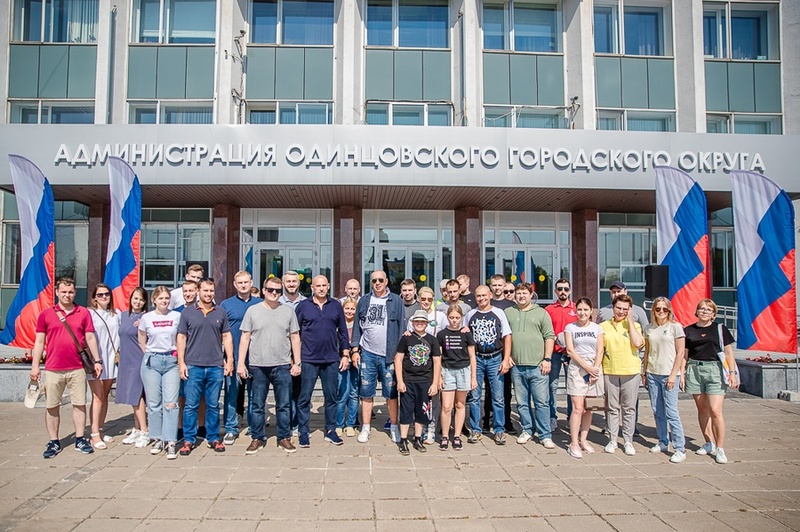 Участники акции перед зданием администрации Одинцовского округа, Более 50 человек стали участниками акции «Стань дорожником на один день» в Одинцово