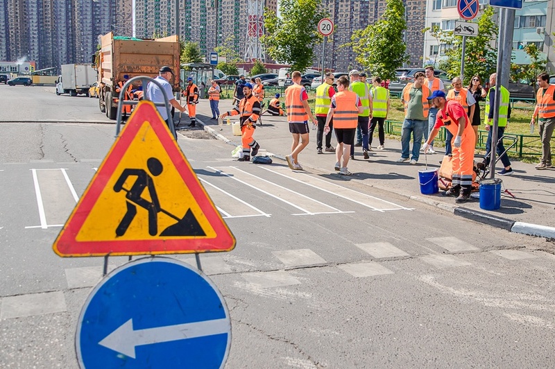 Участники акции на пешеходном переходе, Более 50 человек стали участниками акции «Стань дорожником на один день» в Одинцово