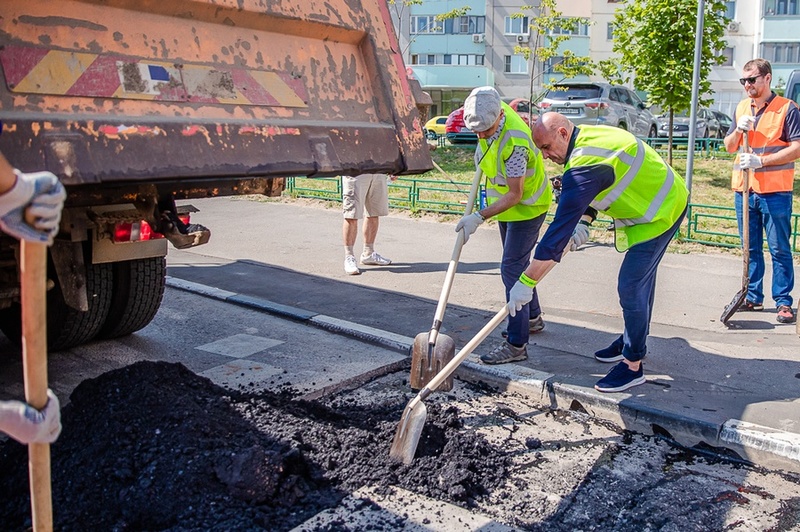Ремонт ямы на дороге, Более 50 человек стали участниками акции «Стань дорожником на один день» в Одинцово