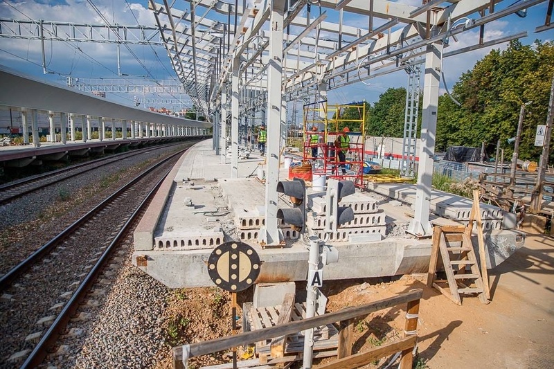 Рабочие на одной из платформ, Назван новый срок завершения реконструкции станции «Лесной Городок» будущего МЦД-4