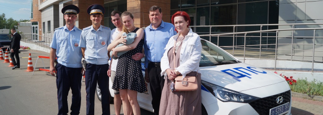 В Одинцовском округе сотрудники ДПС помогли женщине, у которой начались роды в машине на Минском шоссе, Август