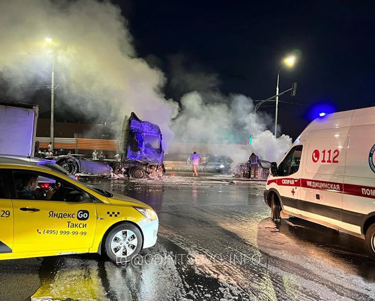 Две машины сгорели после массового ДТП в Звенигороде