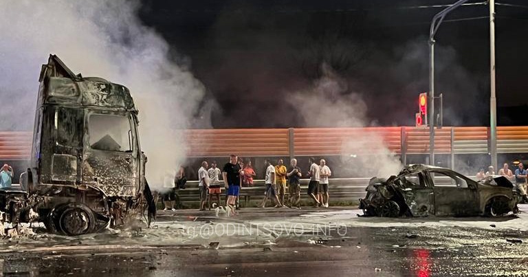 Сгоревшие автомобили, Две машины сгорели после массового ДТП в Звенигороде