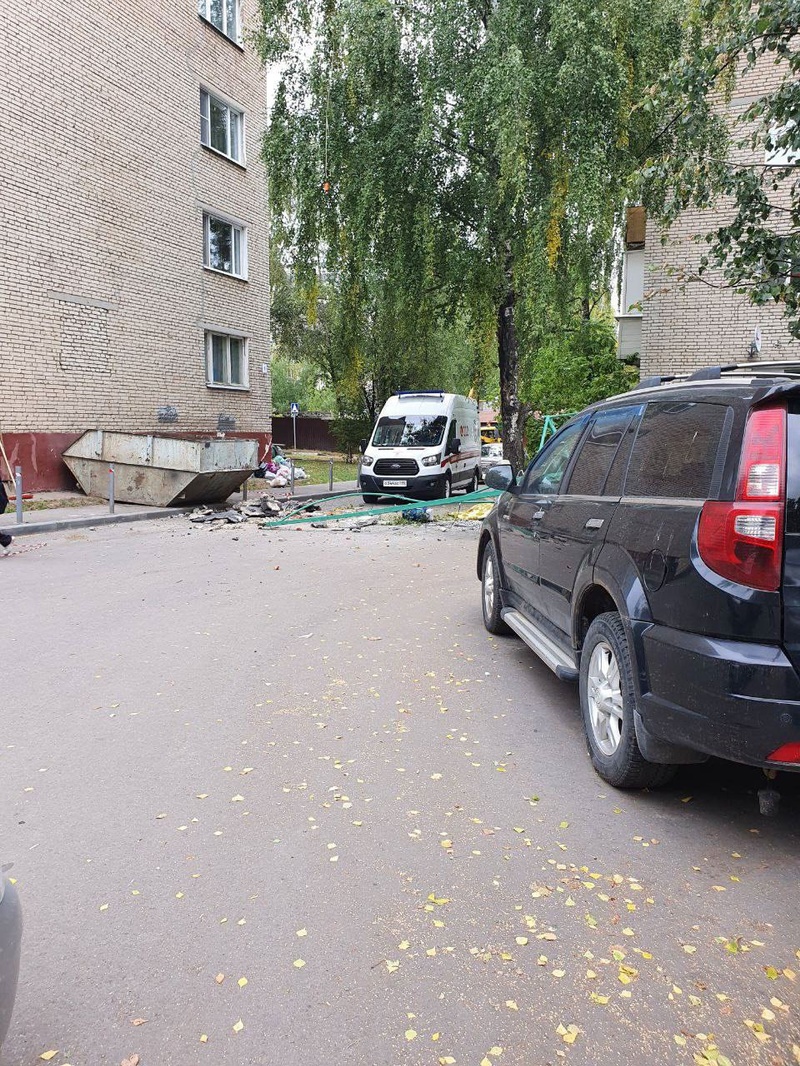 В Звенигороде упал мини-кран, который использовали для ремонта крыши дома