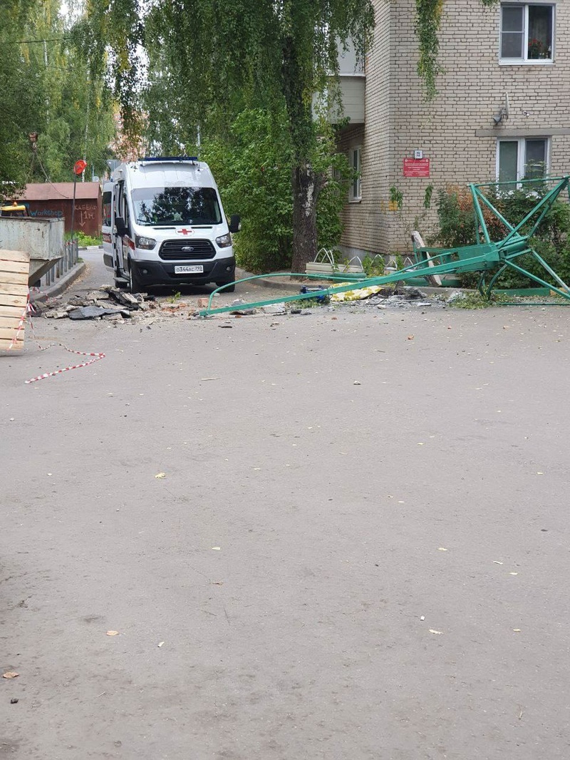 На Грушевского машина сбила столб, который упал на крышу жилого дома