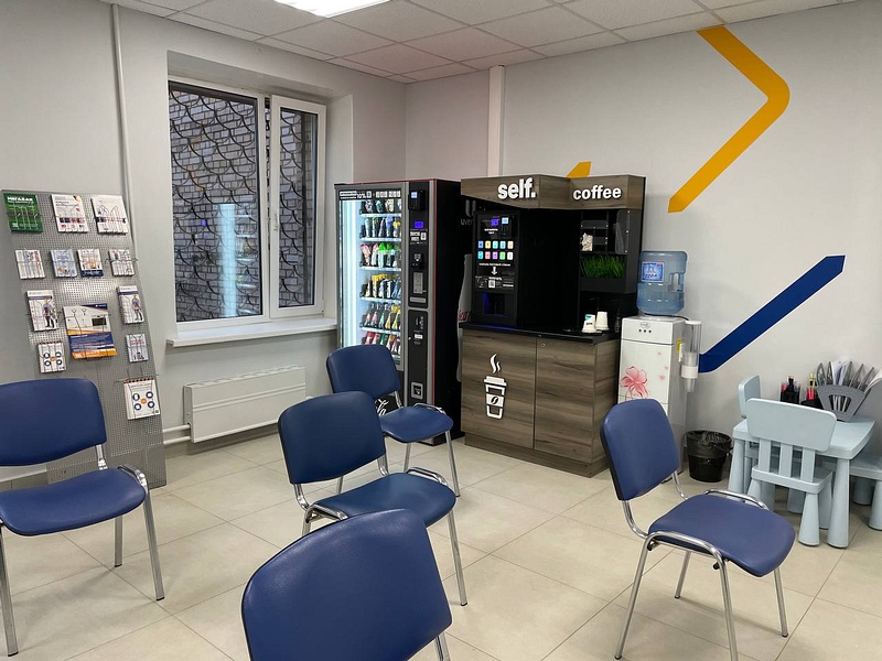 Вендинговый автомат в зоне ожидания, В Одинцово после реконструкции открыли офис МосОблЕИРЦ