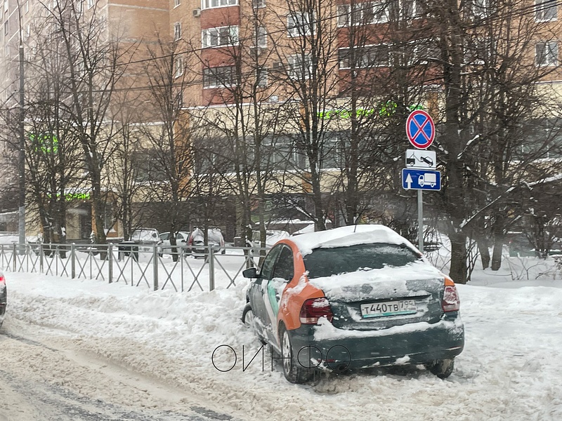 На перекрёстке Красногорского шоссе с ул. Новоспортивная каршеринг занесло и врезался в ограждение, Одинцово после рекордного снегопада