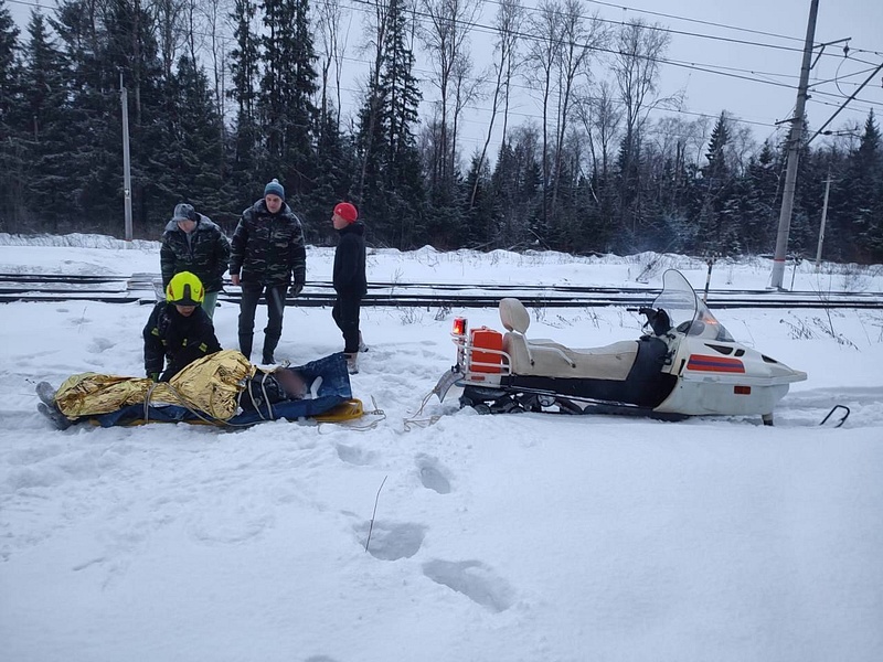 Спасатели помогли мужчине, который чуть не замёрз в снегу возле станции «Петелино»