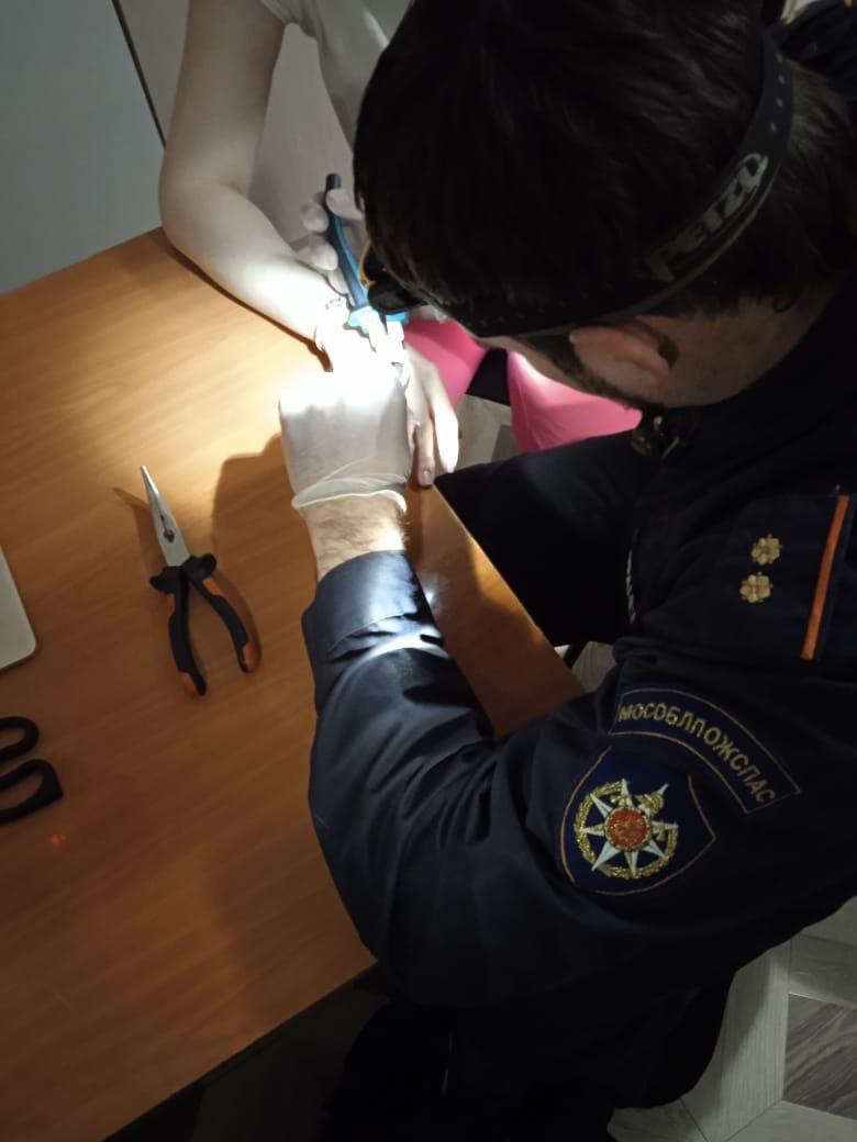 В Одинцовском округе спасатели помогли беременной женщине снять кольцо с распухшего пальца, Январь
