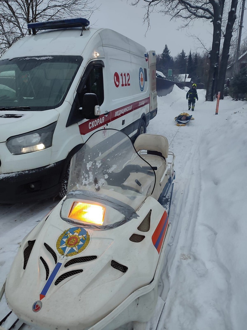Спасатели помогли мужчине, который чуть не замёрз в снегу возле станции «Петелино»