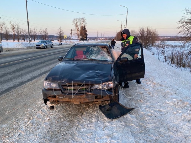 Автомобиль после ДТП, Водитель сбил двоих школьников на пешеходном переходе возле Звенигорода