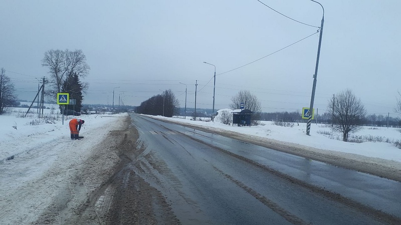 Участок дороги: автобусная остановка, знак «Пешеходный переход», Водитель сбил двоих школьников на пешеходном переходе возле Звенигорода