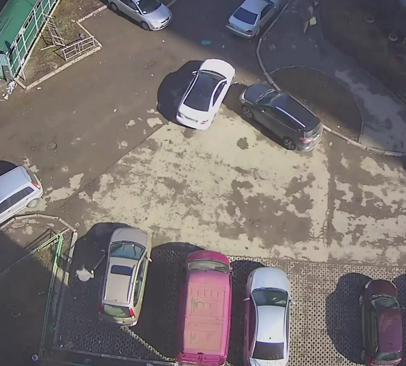 Водитель в Новой Трёхгорке «бронирует» парковочное место своим вторым автомобилем, Март
