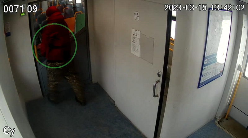 Полицейские задержали мужчину за кражу рюкзака у задремавшей пассажирки электрички, Апрель