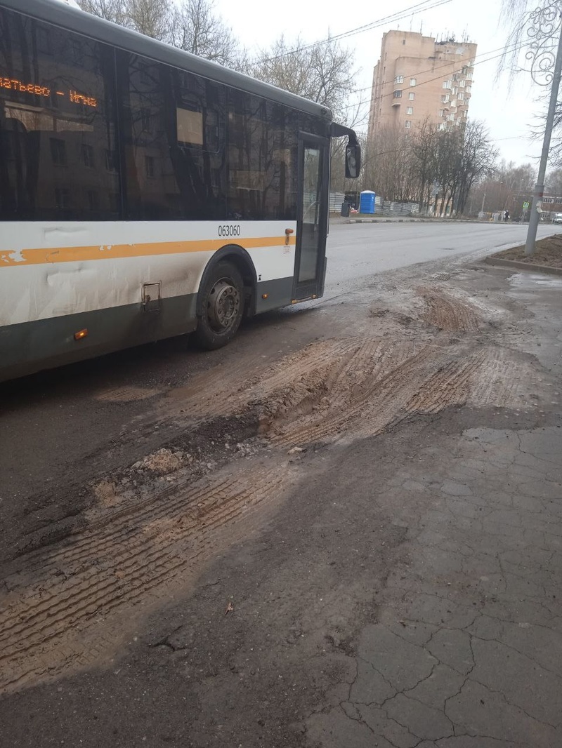В Звенигороде на новой автобусной остановке растаял асфальт