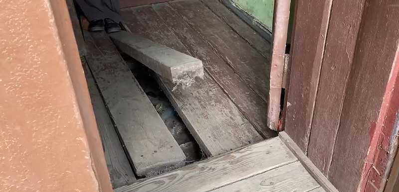 Разваливающийся пол в доме № 2 посёлка БЗРИ в Одинцово, Май