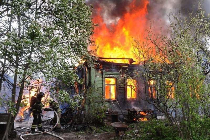 Пожарные отстояли от огня три деревенских дома в Одинцовском округе