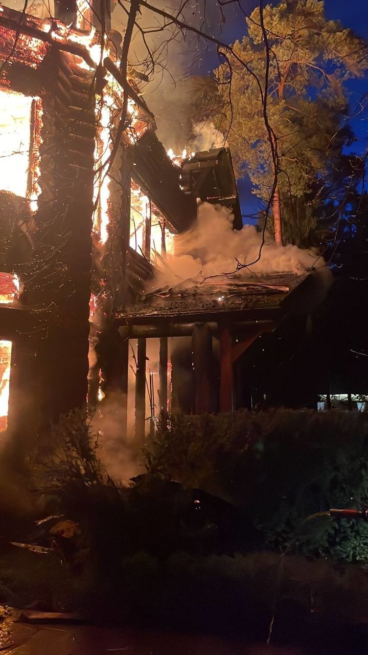 Трёхэтажный дом сгорел в коттеджном посёлке в Одинцовском округе, Май