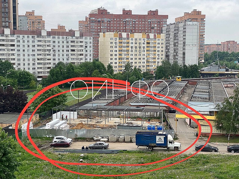 Вид на стройплощадку из дома, В Одинцово жильцы многоэтажки заявили, что к их канализации хотят подключить автомойку