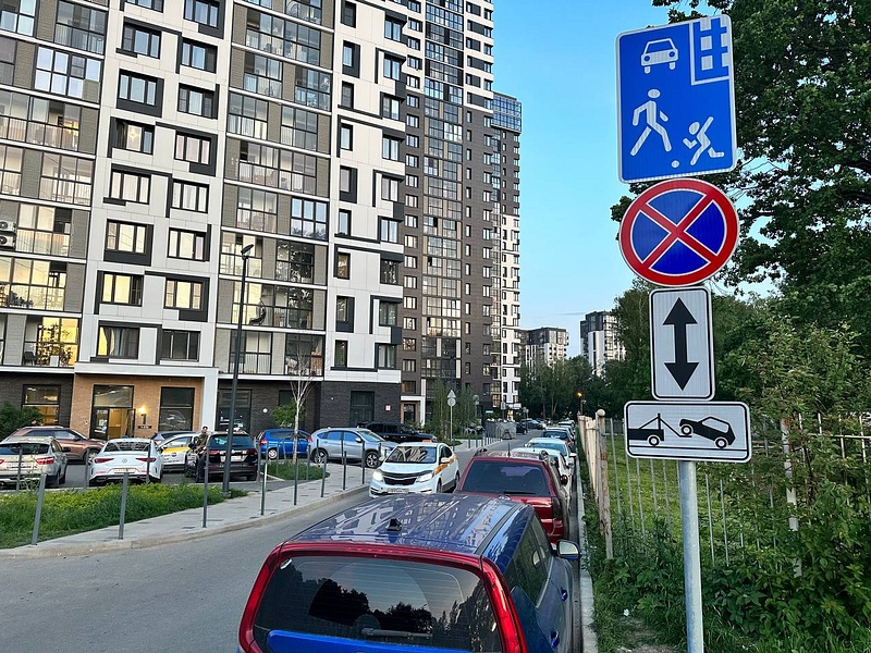Незаконная парковка в ЖК «Одинград», «Не уверен в Гоморре — не уезжай из Содома» — о проблемах жителей «Одинграда»