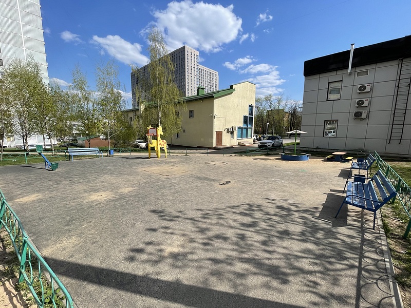 Старые игровые элементы постепенно демонтировали как аварийные без замены на новые, Муниципальная детская площадка на Можайского шоссе д.153, в Одинцово