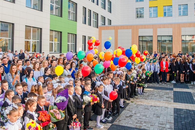 Линейка 1 сентября, Новая школа в ЖК «Гусарская баллада» стала третьей по величине в России