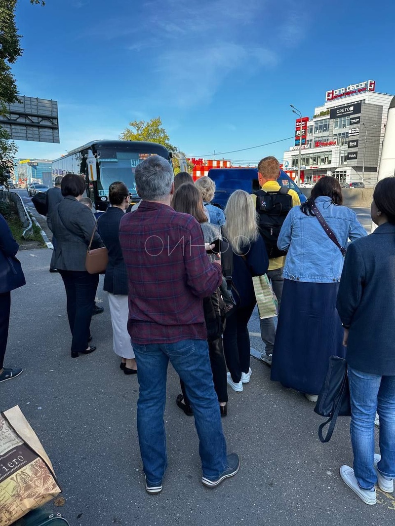 На остановке «Новоивановское» много пассажиров, но зайти в переполненные автобусы не получается, «Ужас, что стало твориться»: жители Одинцовского округа массово жалуются на работу автобусов