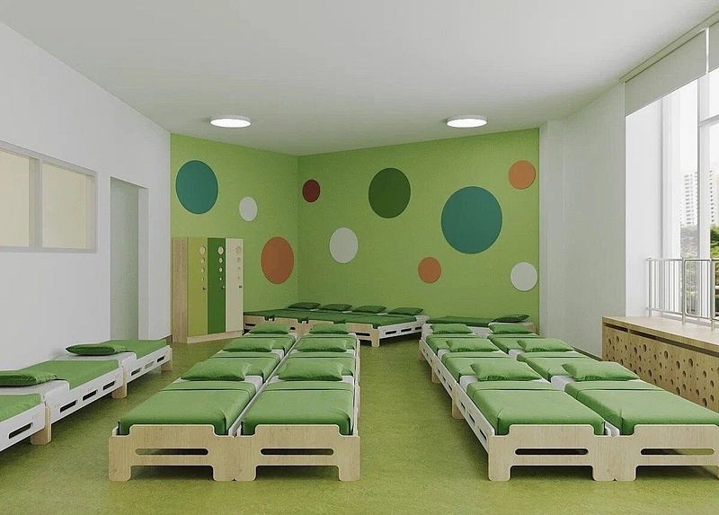 Кровати в спальной комнате установлены голова к ногам, В ЖК «Инновация» открыли новый детский сад. Он построен за бюджетные деньги