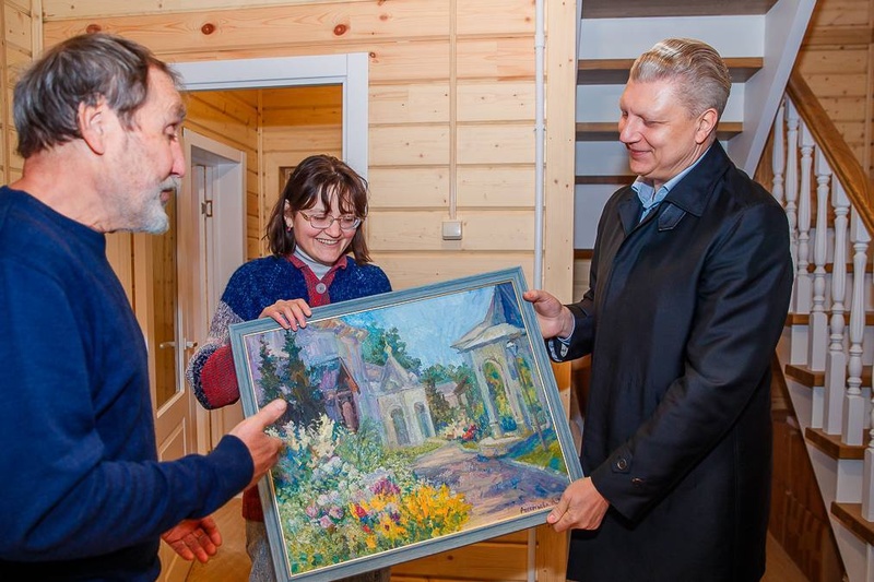 Андрей Иванов подарил Шишкиным картину, Хозяева «Синего домика» переехали в новый частный дом в Одинцово
