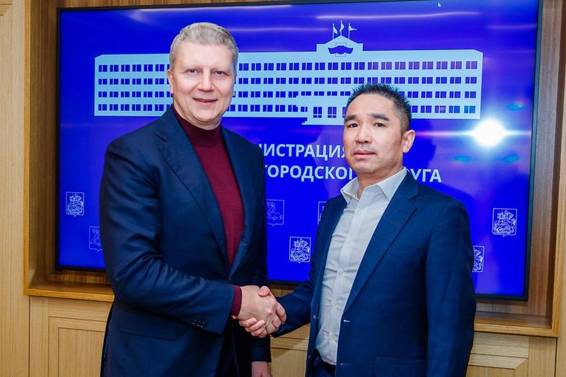 Андрей Иванов с президентом международной корпорации «Евразия» Фэном Яоу, Ноябрь