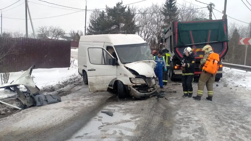 Спасатели вытащили водителя «ГАЗели», которого зажало в кабине после ДТП на деревенской дороге, Ноябрь