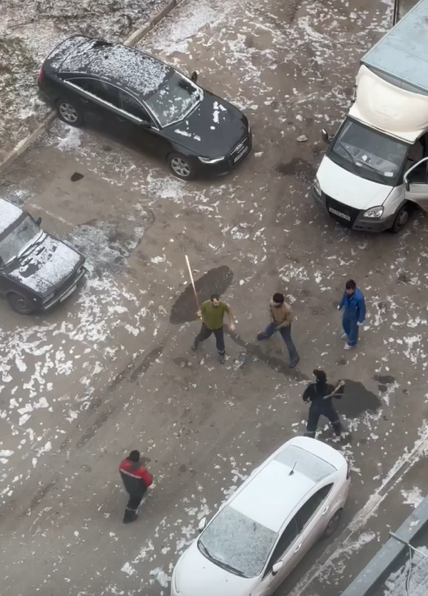 В посёлке Горки-10 дворники подрались с рабочими, которые хотели незаконно выбросить строительный мусор, Ноябрь