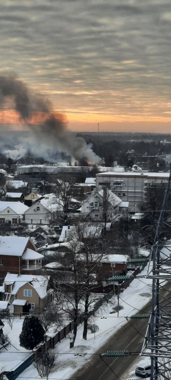 Столб дыма видно издалека, В Голицыно загорелись бывшие часовые мастерские Платова — объект культурного наследия