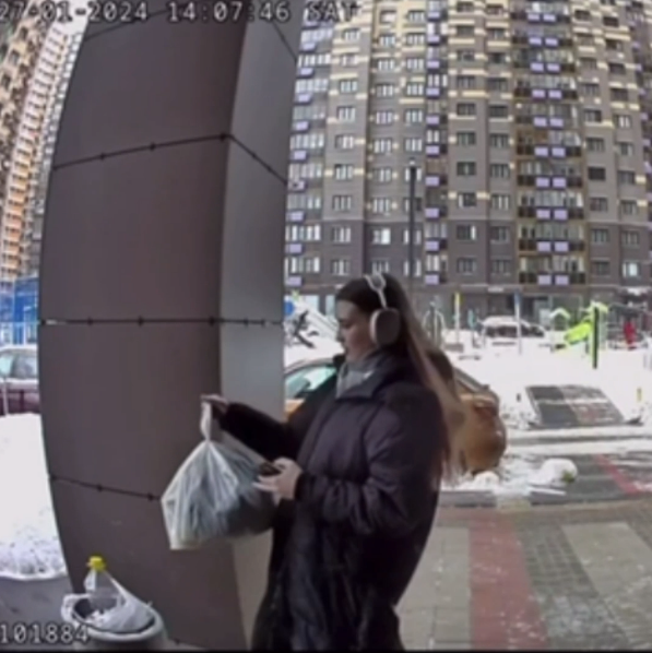 В ЖК «Сколковский» девушка выбросила мешок с мусором возле подъезда, Январь